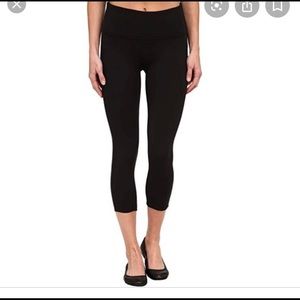 Spanks ready to WOW CAPRI LEGGINGS